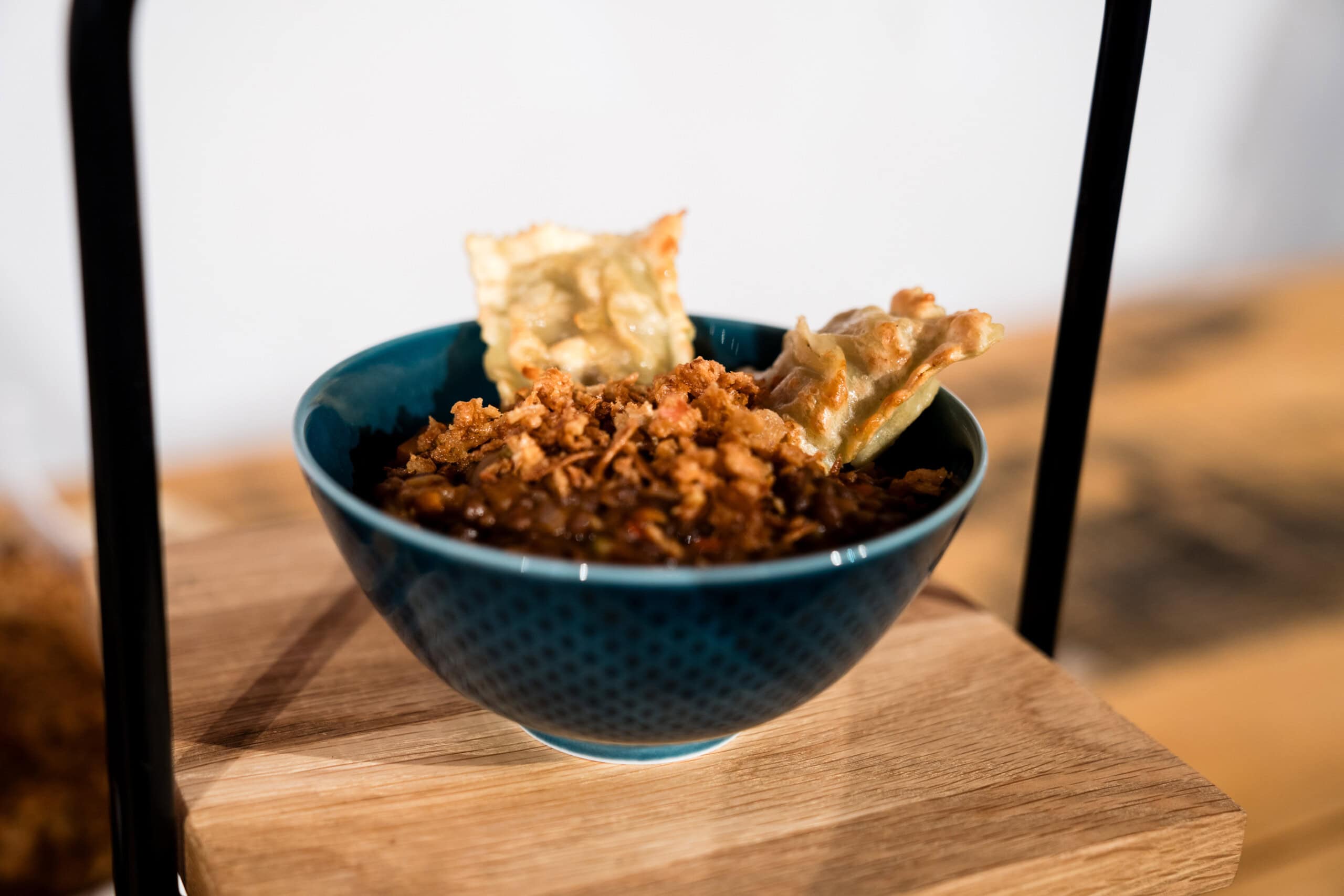 Knoblauchlachs auf knusprigem Toast mit Frühlingszwiebeln und Kresse.