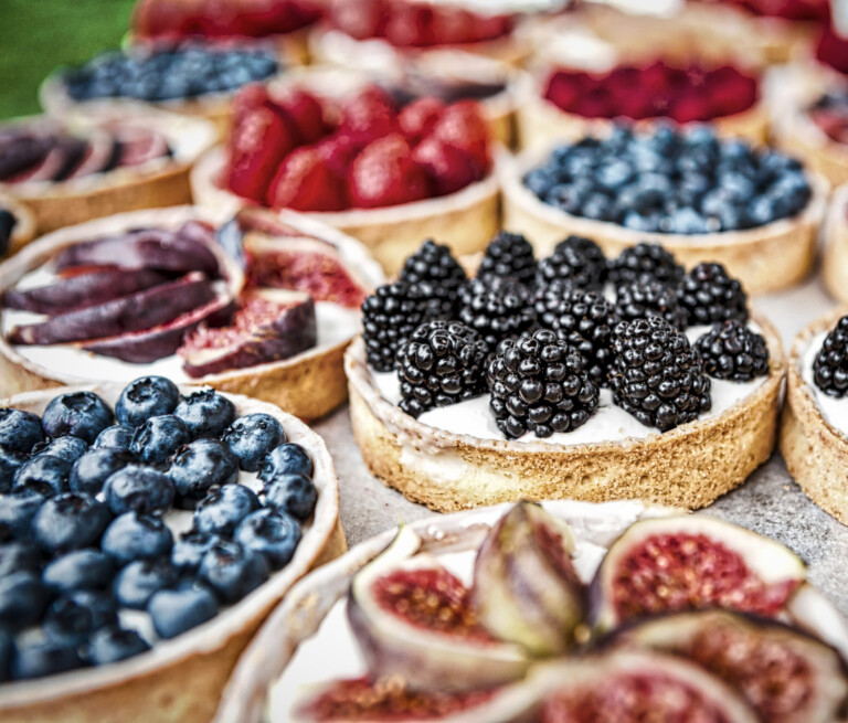 Frische Beeren Törtchen bei Grand Frère Catering, perfekt für Events.