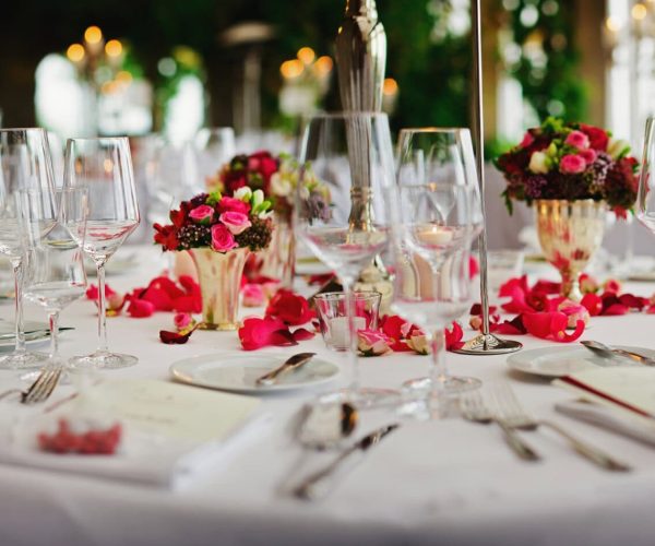 Eleganter Bankett- und Veranstaltungsraum bei Grand Frère mit stilvoller Tischdekoration und Blumen.