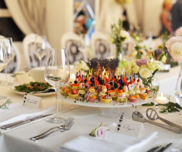 1. Elegantes Hochzeitsbuffet mit vielfältigen kalten Platten und Blumenarrangements.
