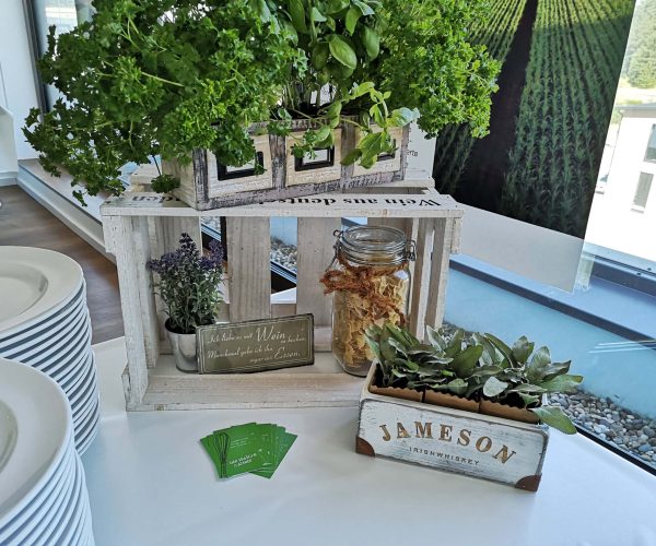 Frische Kräuter und Dekoration für Catering-Events bei Grand Frère, inspirierende Tischgestaltung.