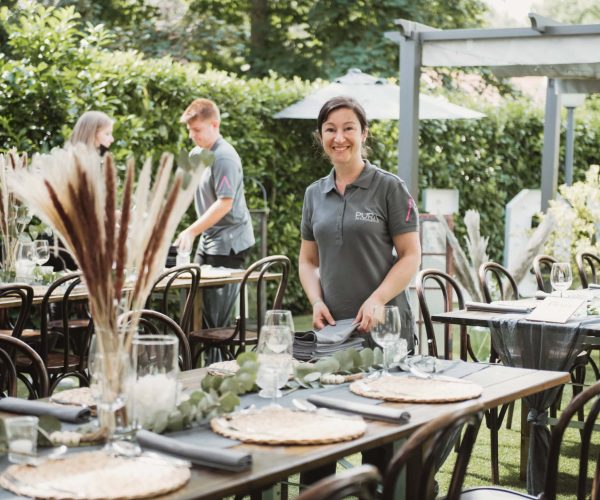 Garten-Catering bei Grand Frère, stilvoll gedeckter Esstisch im Grünen.