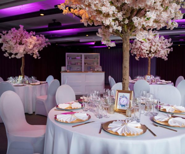 Elegante Hochzeitsdekoration mit rosa Kirschblüten, festliche Tafelgestaltung, Hochzeit Saal.