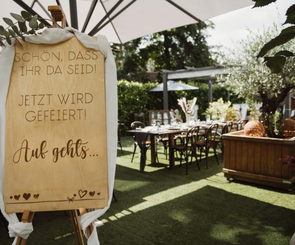 - Fröhliche Gartenfeier bei Grand Frère mit eleganter Empfangstafel.